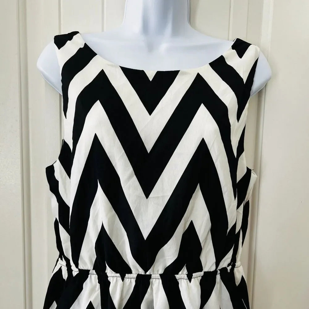 Everly Chevron Sleeveless Elastic Waist Black White Dress Large Lined Pockets - Picture 5 of 13